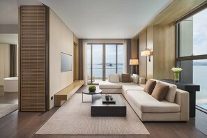 Suite, 1 Schlafzimmer, Zutritt zur Club Lounge, Meerblick | Hochwertige Bettwaren, Daunenbettdecken, Minibar, Zimmersafe