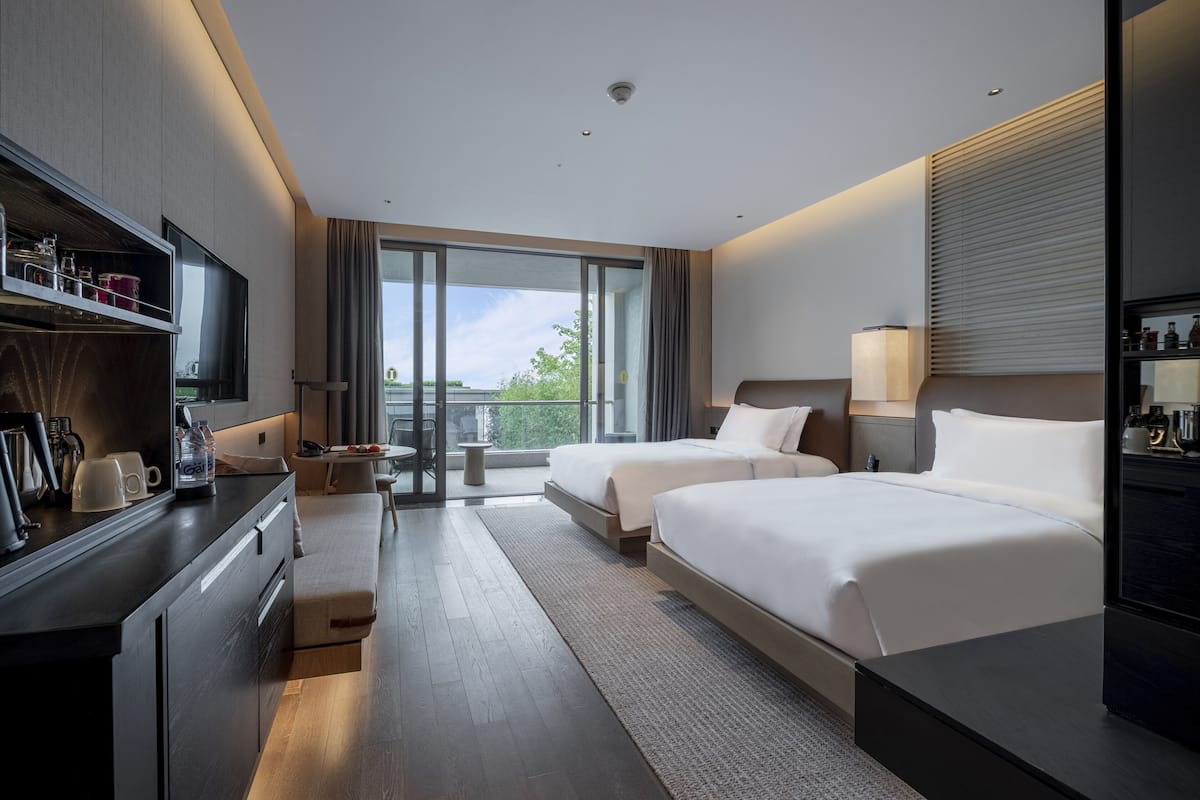 ห้องคลาสสิก, เตียงเดี่ยว 2 เตียง, ใช้คลับเลานจ์ได้, วิวสวน | เครื่องนอนระดับพรีเมียม, ผ้านวมขนเป็ด, มินิบาร์, ตู้นิรภัยในห้องพัก