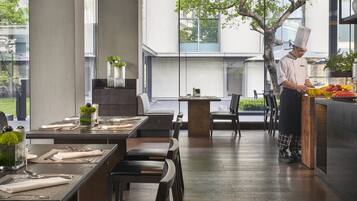 3 restaurants; breakfast, lunch, and dinner served