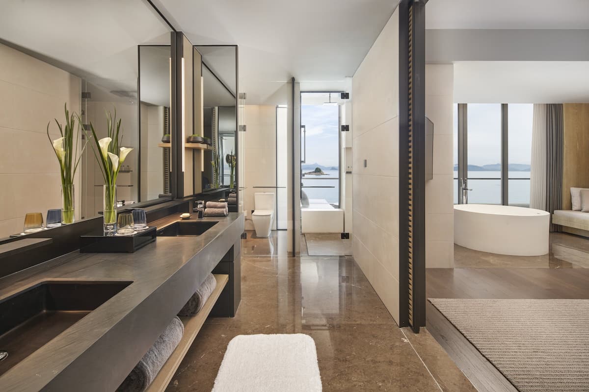 Suite, 1 slaapkamer, toegang tot de clublounge, uitzicht op oceaan | 1 slaapkamer, luxe beddengoed, donzen dekbedden, een minibar