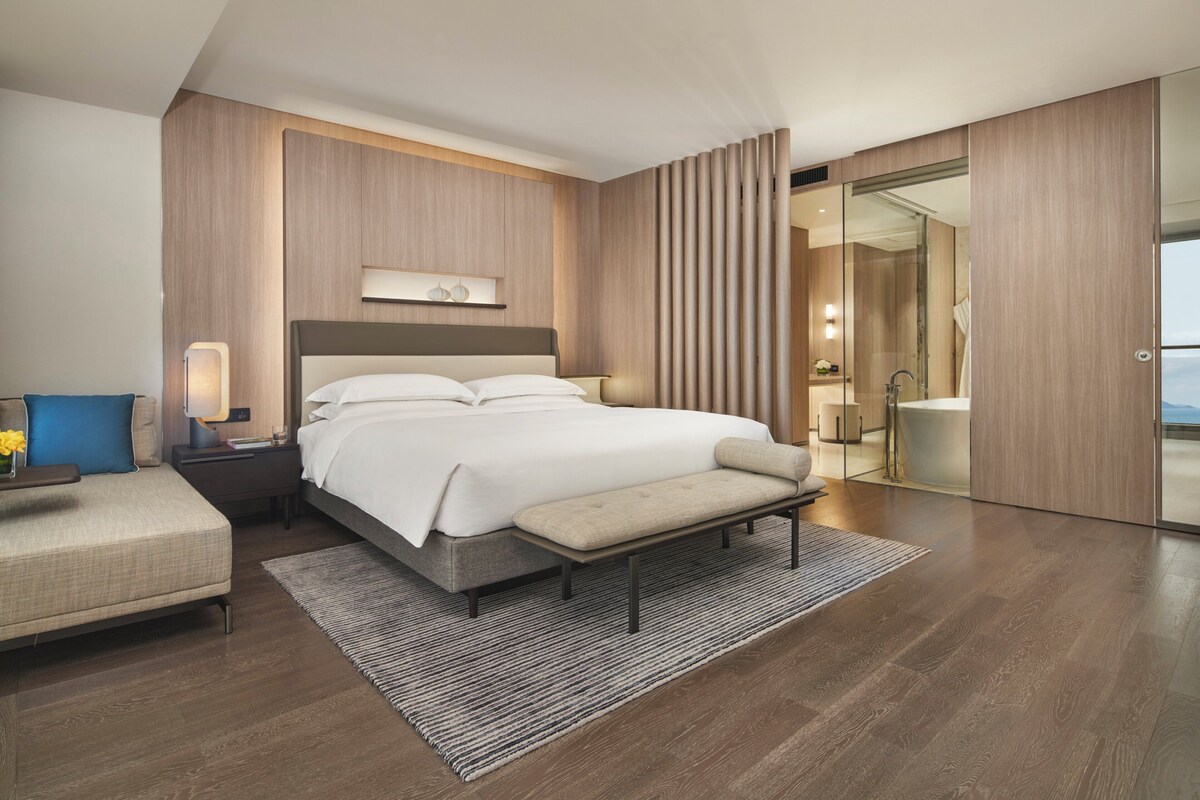 Ropa de cama de alta calidad, edredones de plumas, minibar y caja fuerte