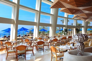 3 restaurants, breakfast, lunch, dinner served; British cuisine