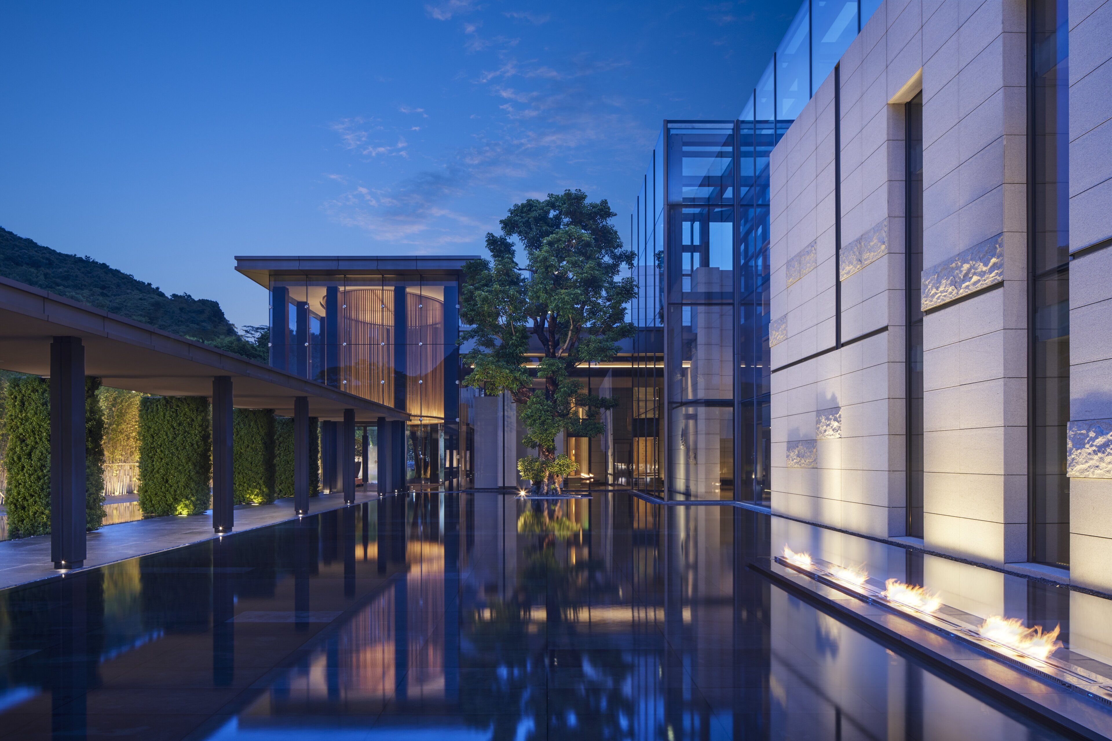 2 indoor pools, 4 outdoor pools, pool loungers