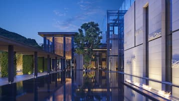 2 indoor pools, 4 outdoor pools, sun loungers