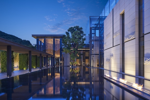 2 indoor pools, 4 outdoor pools, sun loungers