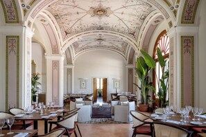 Breakfast, lunch and dinner served