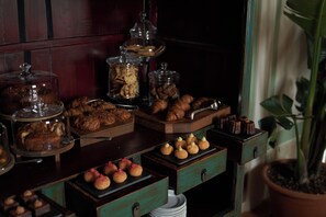 Servizio di colazione, pranzo e cena