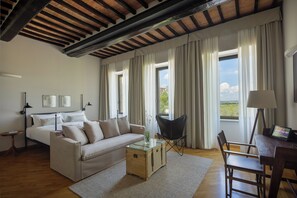 Minibar, caja fuerte, escritorio y cunas