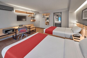 羽絨被、房內夾萬、書桌、遮光窗簾/窗簾