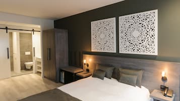 Business kamer, 1 queensize bed | Een kluis op de kamer, een bureau, een strijkplank/strijkijzer