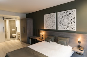 Chambre Affaires, 1 grand lit | Coffre-fort, bureau, fer et planche à repasser, lit de bébé (supplément)