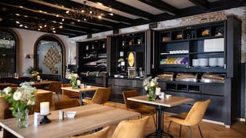 Colazione continentale, servita nel weekend (16.95 EUR a persona)