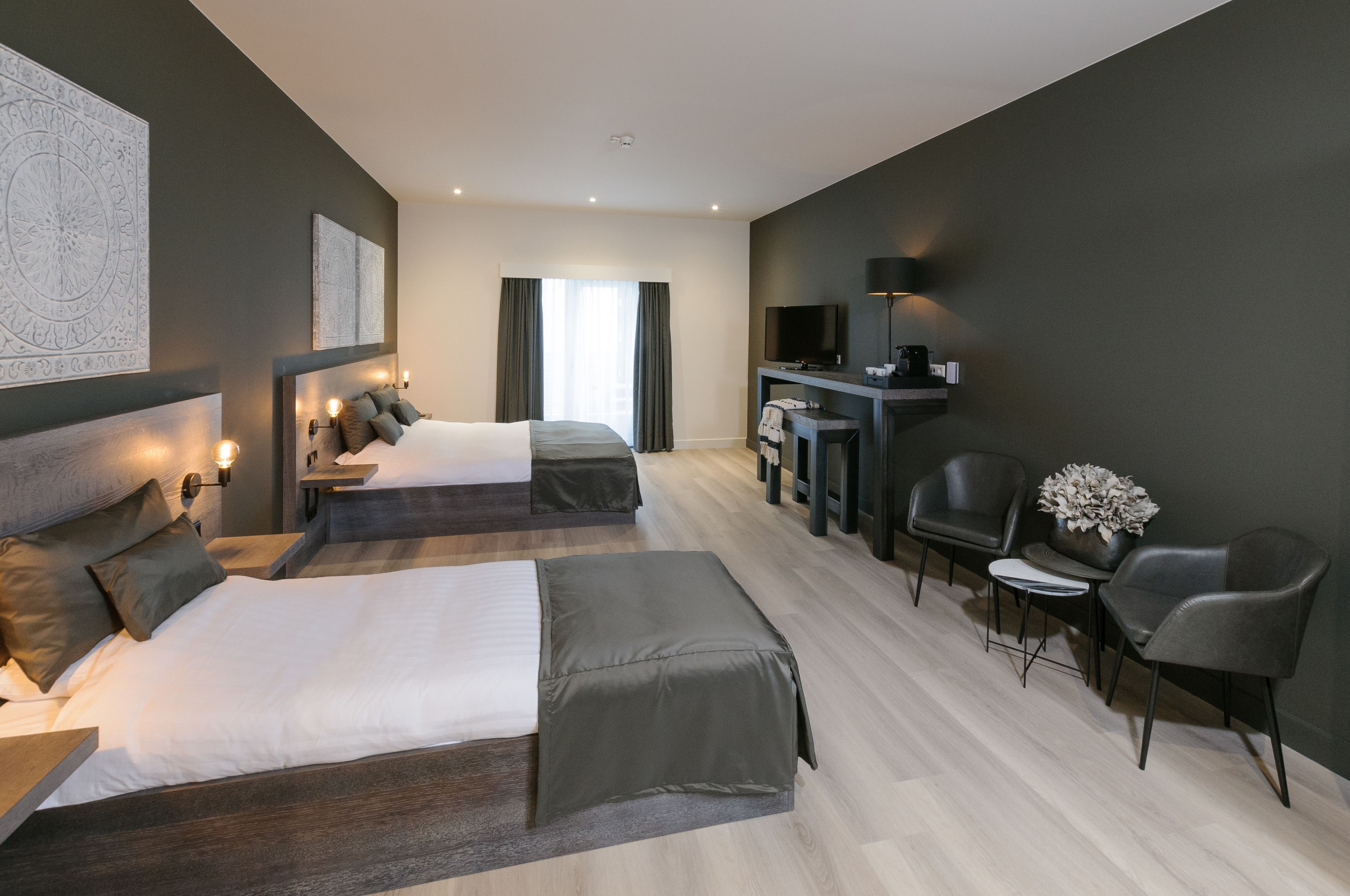 business room, 1 queen bed | in-room safe, desk, iron/ironing board, cots/infant beds