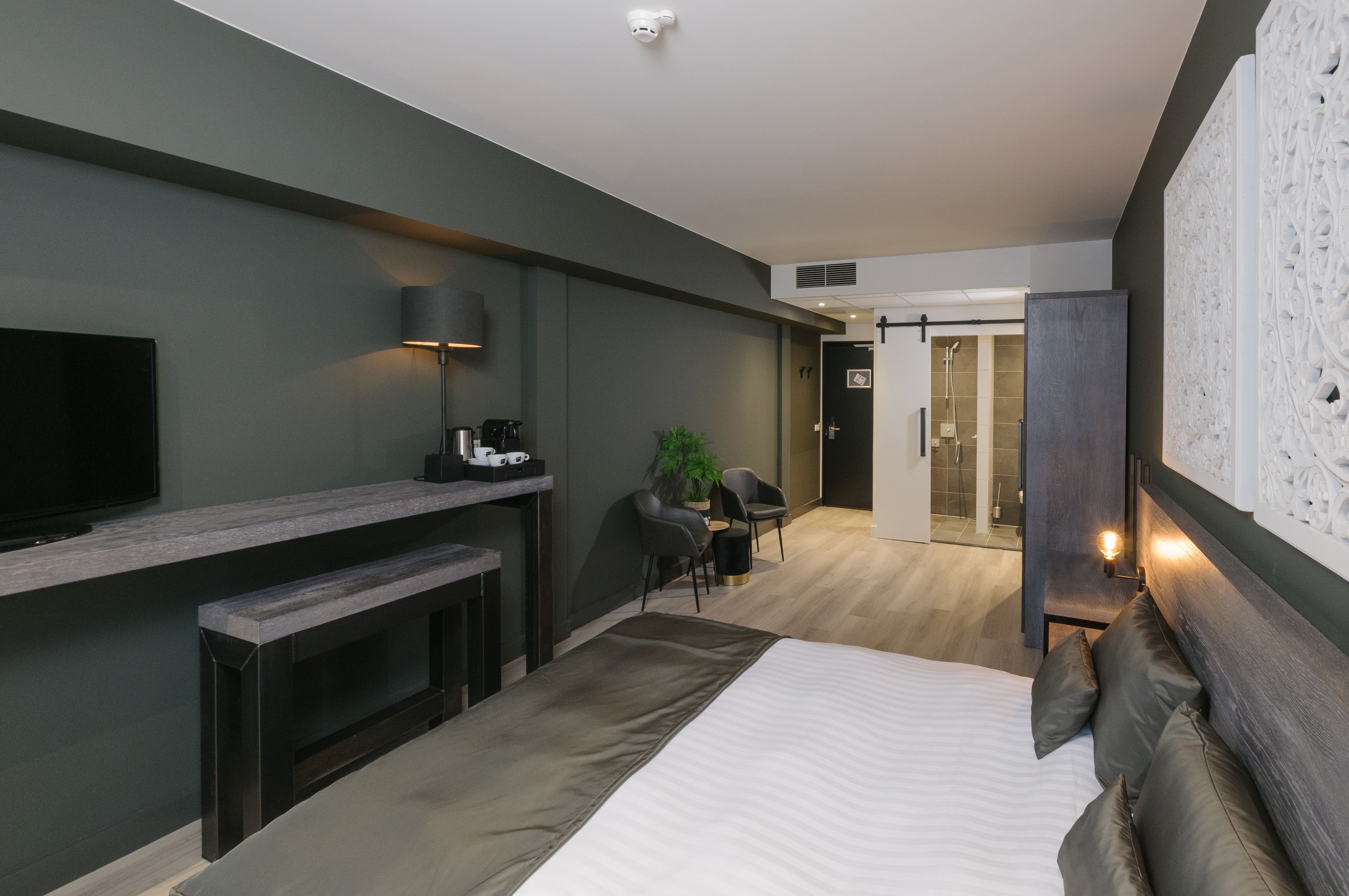 business room, 1 queen bed | in-room safe, desk, iron/ironing board, cots/infant beds