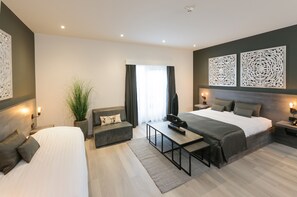 Business Room, 1 Queen Bed | In-room safe, desk, iron/ironing board, cots/infant beds - De Rustende Jager (Nieuw-Vennep)