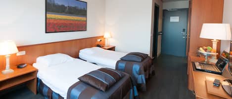 Economy Twin Room | Cofres nos quartos, escrivaninha, ferros/tábuas de passar roupa