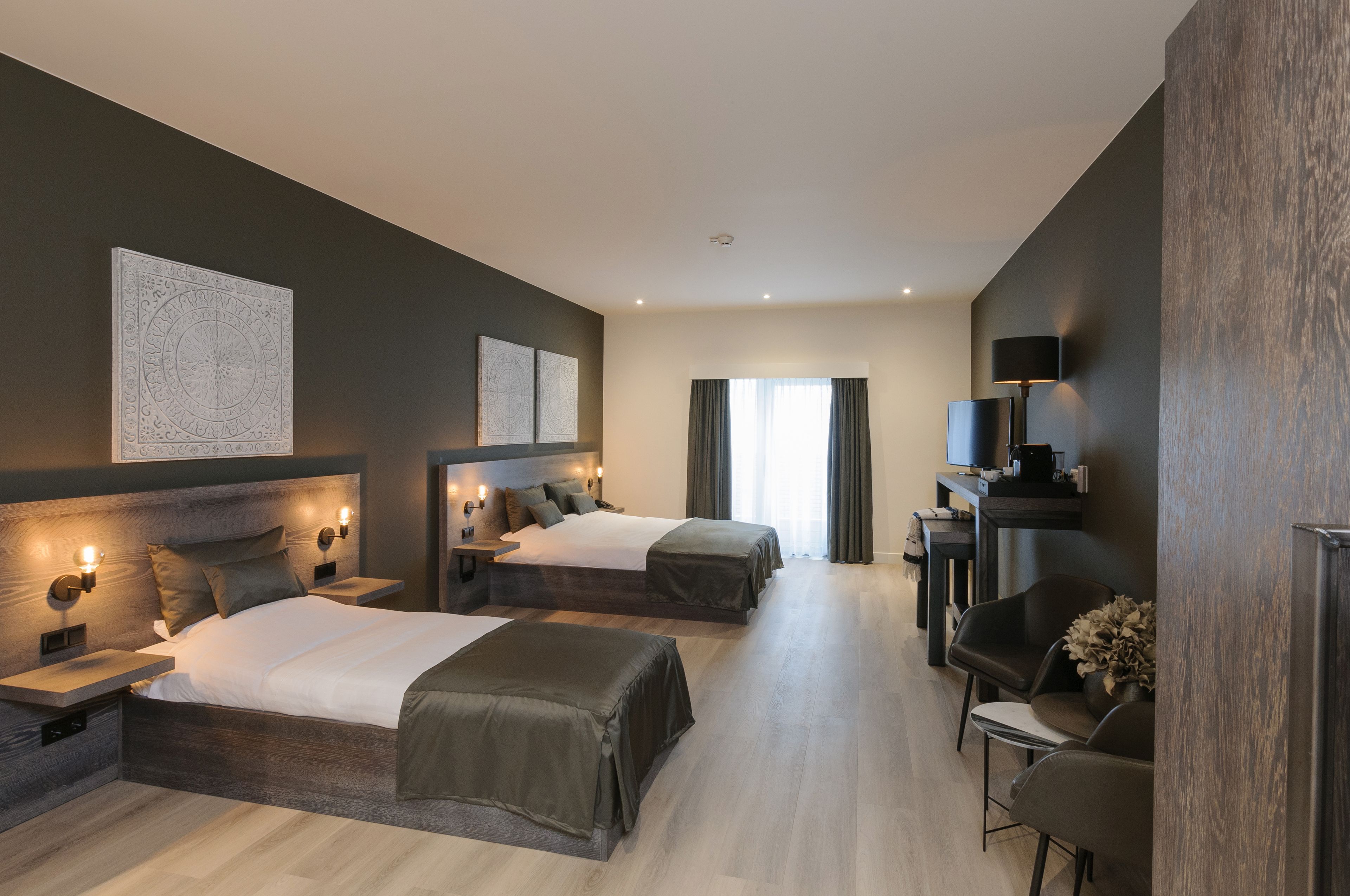 business room, 1 queen bed | in-room safe, desk, iron/ironing board, cots/infant beds