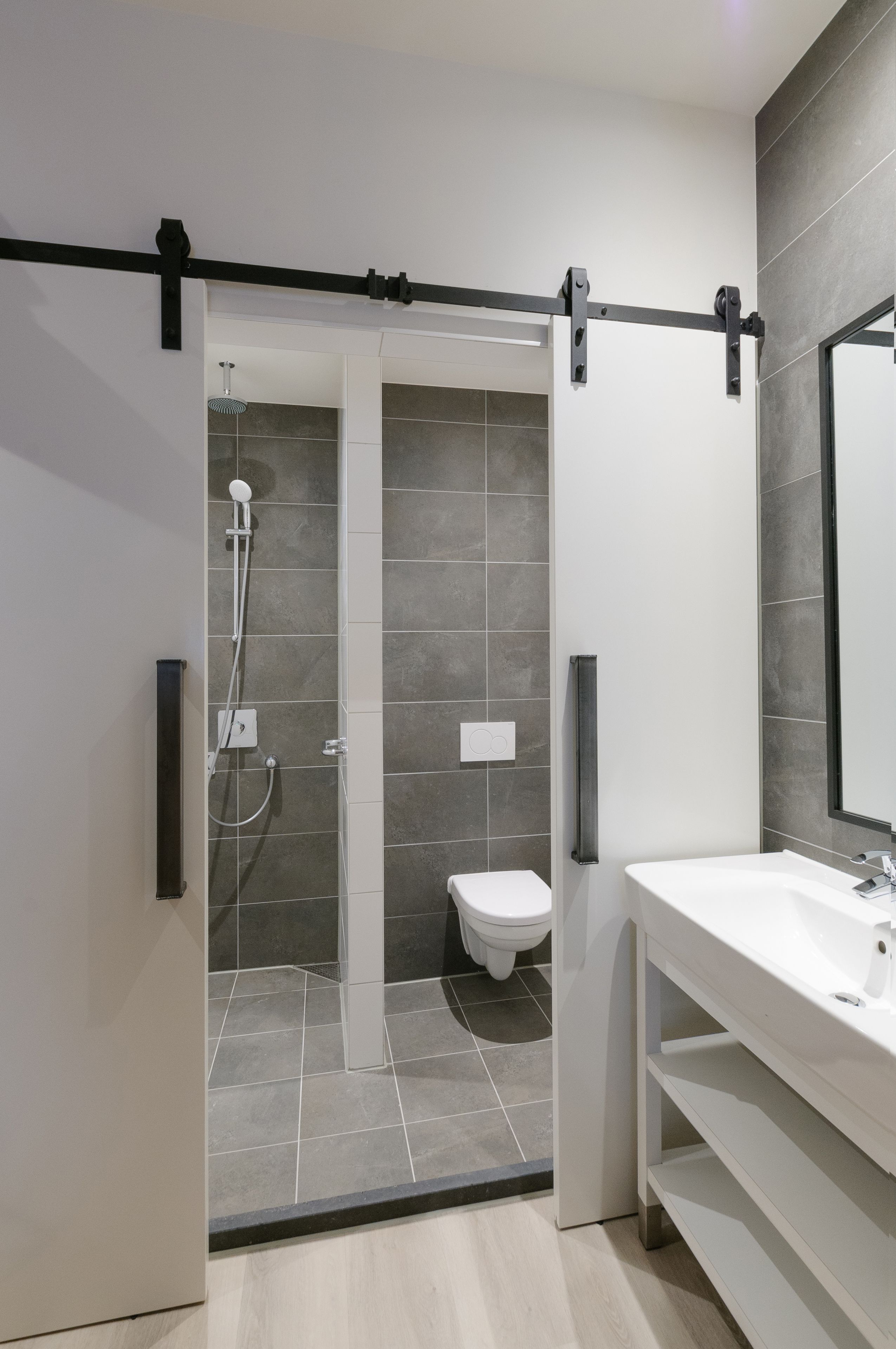 business room, 1 queen bed | bathroom | free toiletries, hair dryer, towels