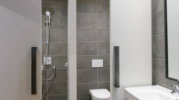 Business kamer, 1 queensize bed | Badkamer | Een haardroger, handdoeken, zeep, shampoo