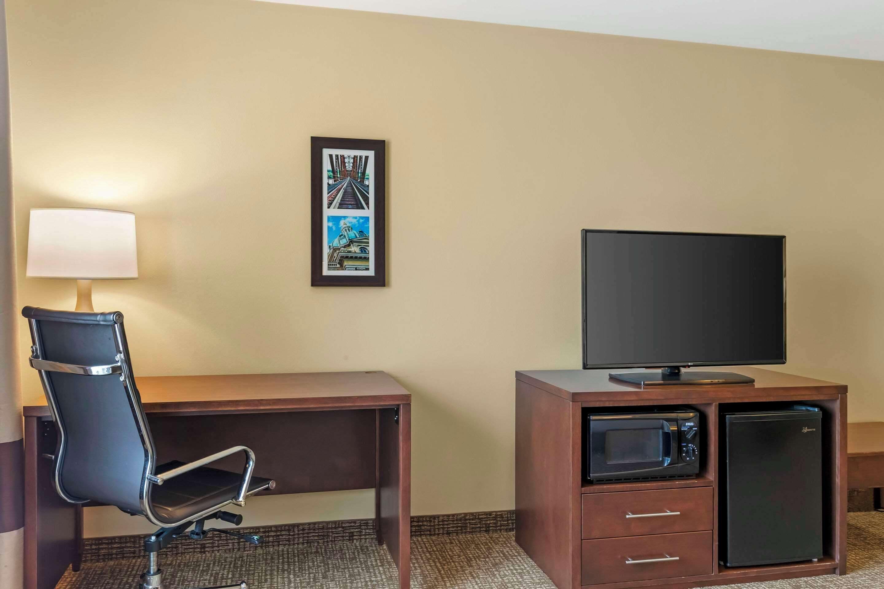 standard room, 1 king bed, non smoking | down duvets, select comfort beds, in-room safe, desk