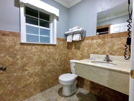 Secador de pelo, toallas