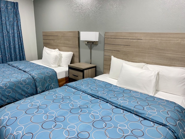 Deluxe-Zimmer, 2 Queen-Betten, Raucher | Schreibtisch, Verdunkelungsvorhänge, Bügeleisen/Bügelbrett