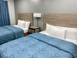 Escritorio, cortinas blackout y tabla de planchar con plancha