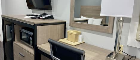 Deluxe-huone, 2 keskisuurta parisänkyä, tupakointi kielletty | Työpöytä, pimennysverhot, silitysrauta/-lauta, ilmainen Wi-Fi