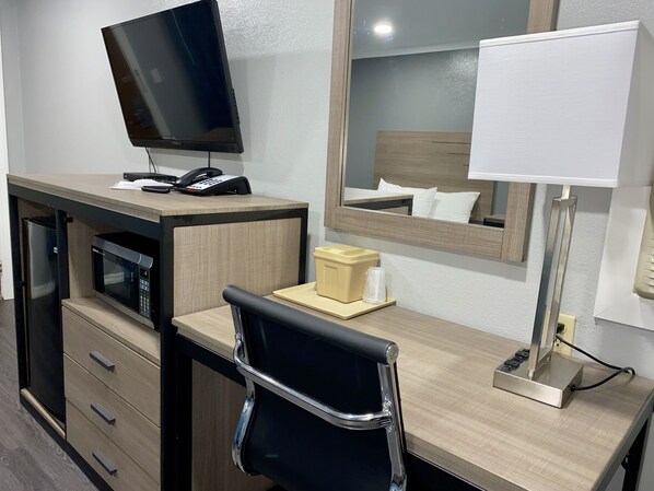 Phòng Deluxe, 2 giường cỡ queen, không hút thuốc | Bàn, màn/rèm cản sáng, bàn ủi/dụng cụ ủi quần áo