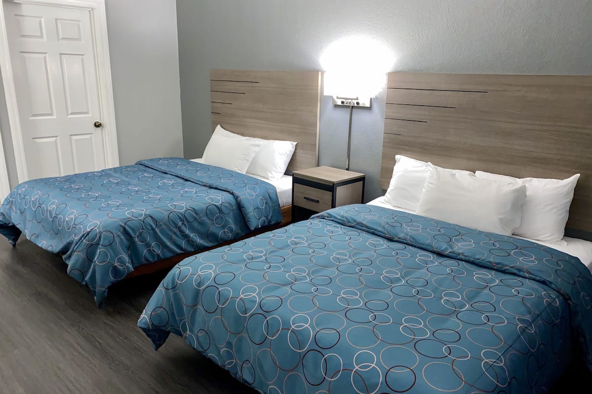 Deluxe kamer, 2 queensize bedden, niet-roken | 1 slaapkamer, een bureau, verduisterende gordijnen