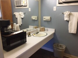 Standard Room, 1 King Bed | Bathroom amenities | Free toiletries, hair dryer, towels