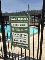 Una piscina al aire libre de temporada, sombrillas