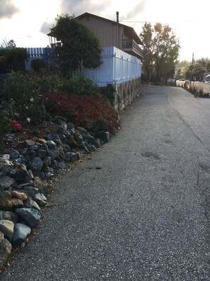 Exterior - Holiday Lodge (Grass Valley)