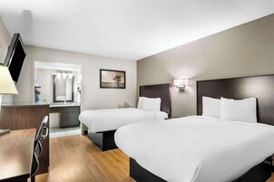 Standard Δωμάτιο, 2 Διπλά Κρεβάτια, Μη Καπνιστών | Γραφείο, κουρτίνες συσκότισης, σίδερο/σιδερώστρα 