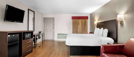 Suite, 1 cama King size, para no fumadores | Escritorio, cortinas blackout y tabla de planchar con plancha