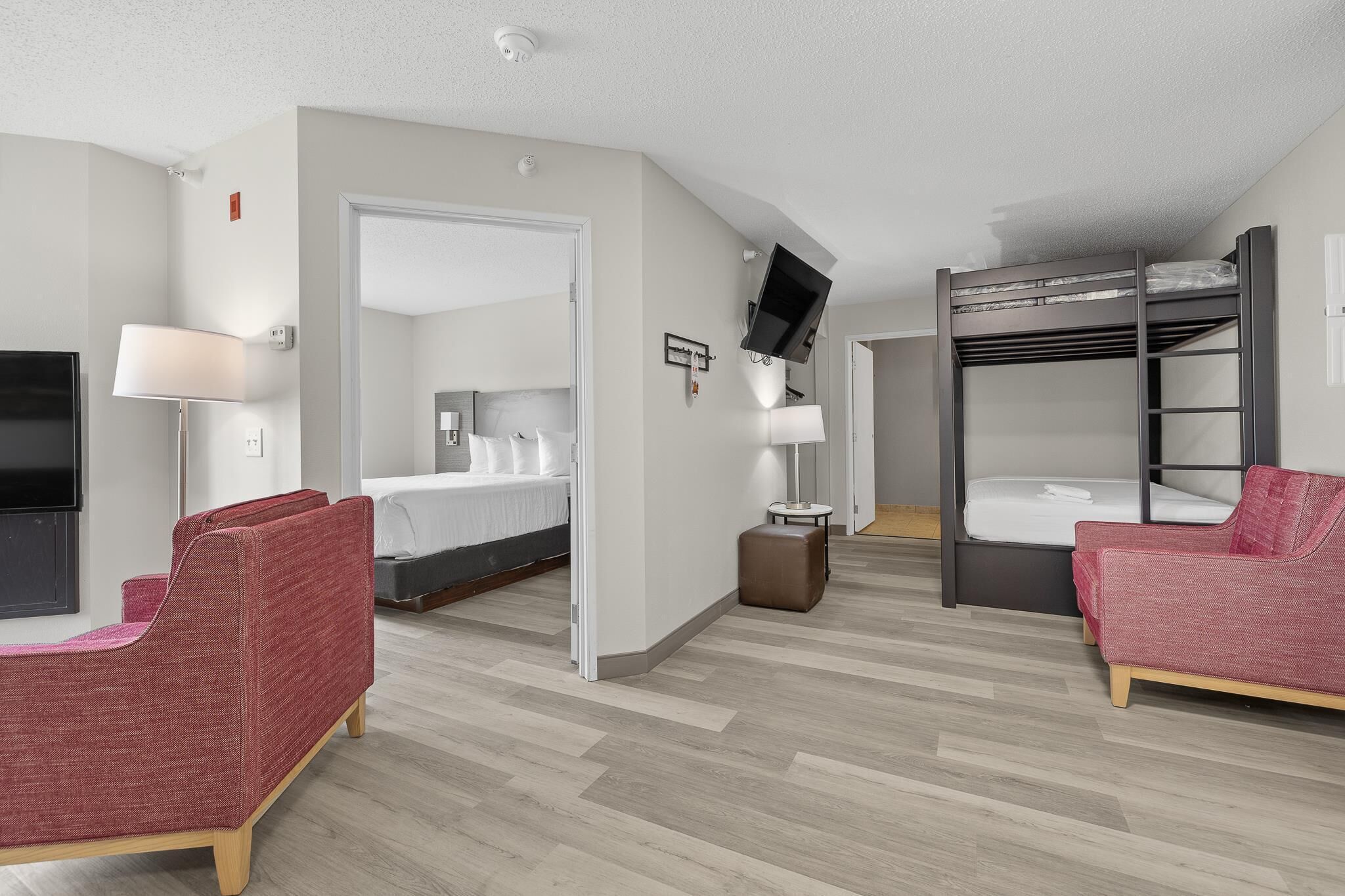 Suite, varias camas (Bunk) | Escritorio, tabla de planchar con plancha, wifi gratis y ropa de cama 