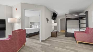 Suite, varias camas (Bunk) | Escritorio, tabla de planchar con plancha, wifi gratis y ropa de cama