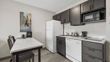 デスク、アイロン / アイロン台、WiFi (無料)、ベッドシーツ