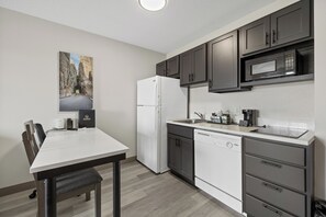 Työpöytä, silitysrauta/-lauta, ilmainen Wi-Fi, vuodevaatteet