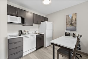 Full-size fridge, microwave, stovetop, dishwasher - GrandStay Residential Suites - Rapid City (Rapid City)