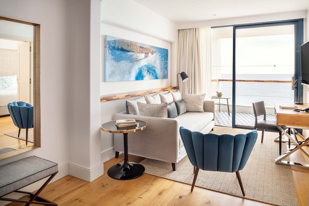 Sengetøy av topp kvalitet, minibar, safe på rommet og skrivebord