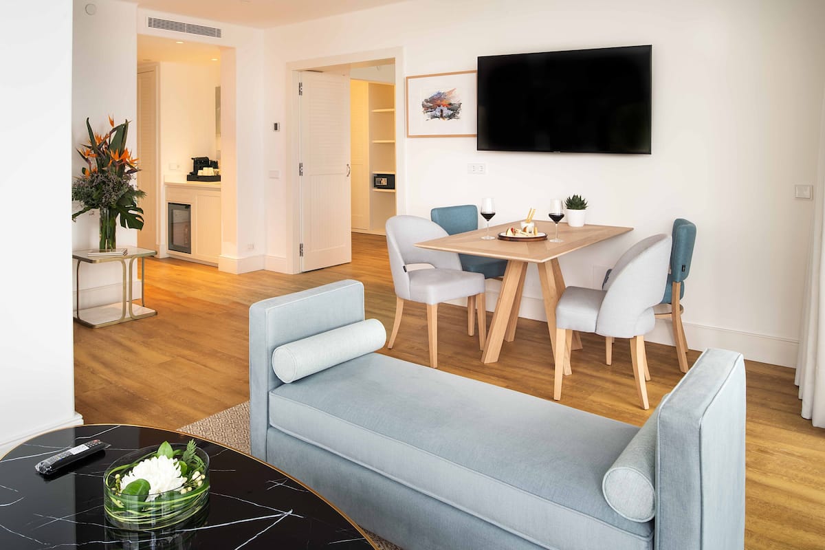 Sengetøy av topp kvalitet, minibar, safe på rommet og skrivebord