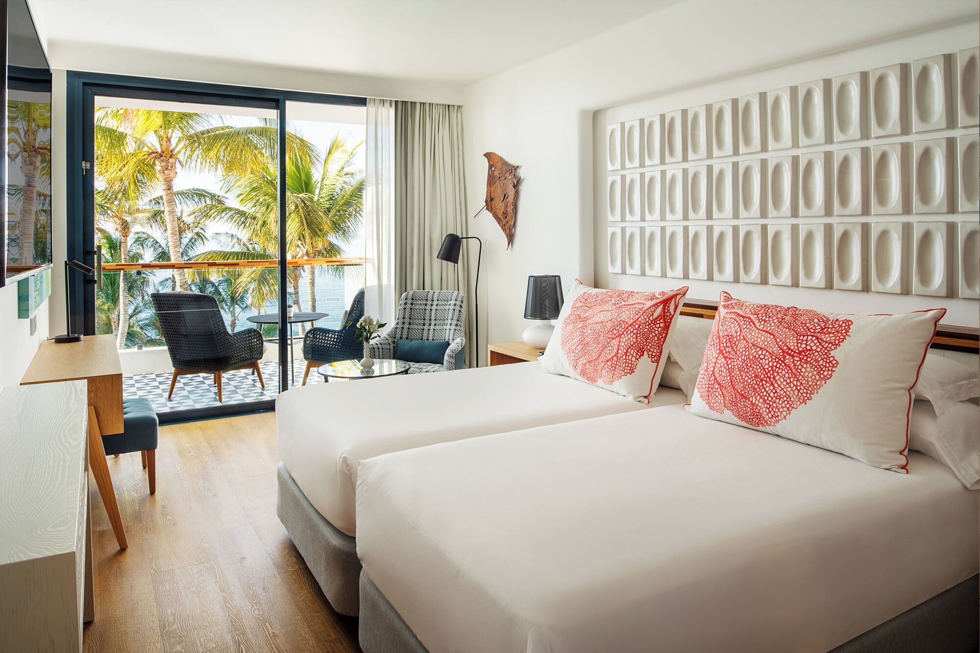 Bộ đồ giường cao cấp, minibar, két bảo mật tại phòng, bàn 
