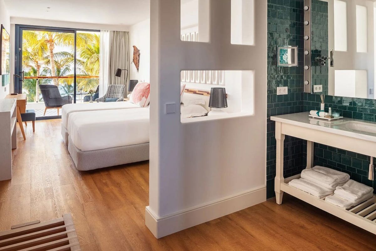 Sengetøy av topp kvalitet, minibar, safe på rommet og skrivebord