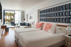 Suite junior, vistas al mar | Ropa de cama de alta calidad, minibar, caja fuerte y escritorio