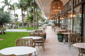 Breakfast and dinner served - Hotel Fariones (Tías)