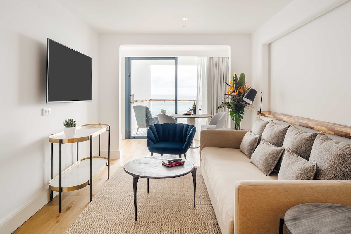 Sengetøy av topp kvalitet, minibar, safe på rommet og skrivebord