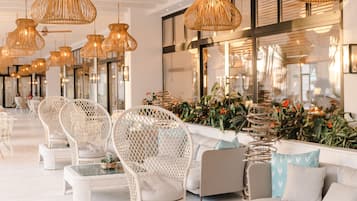 Breakfast and dinner served