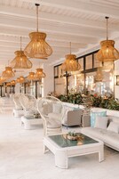 供应早餐和晚餐