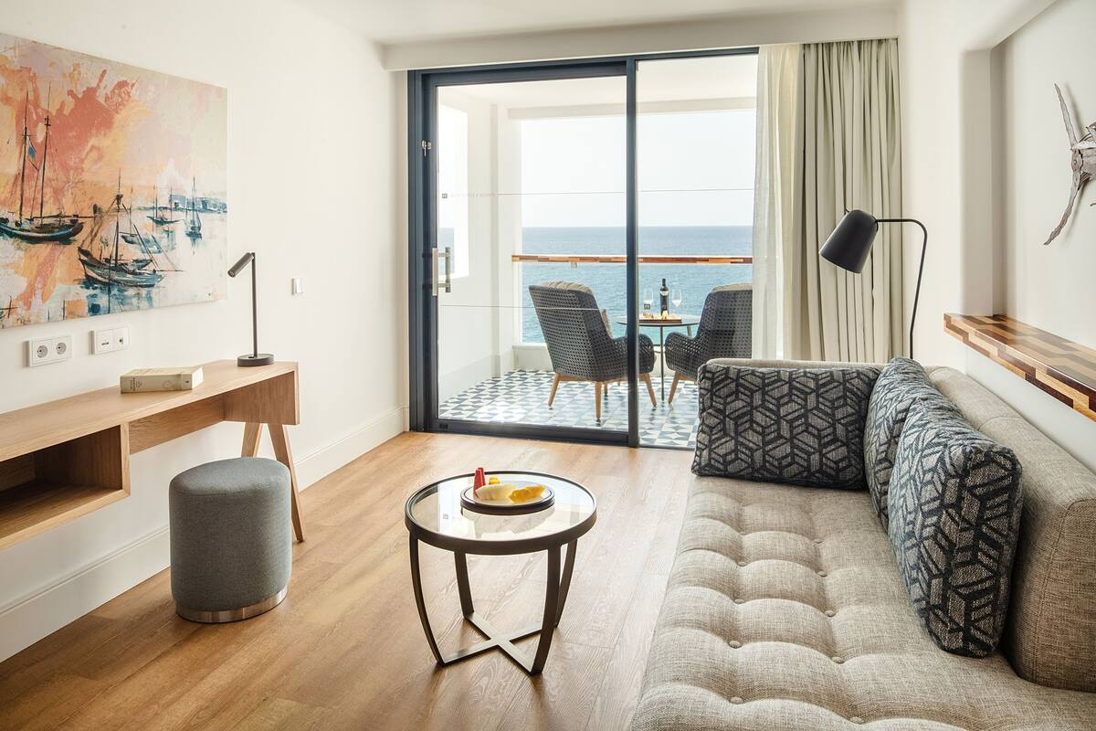 Sengetøy av topp kvalitet, minibar, safe på rommet og skrivebord